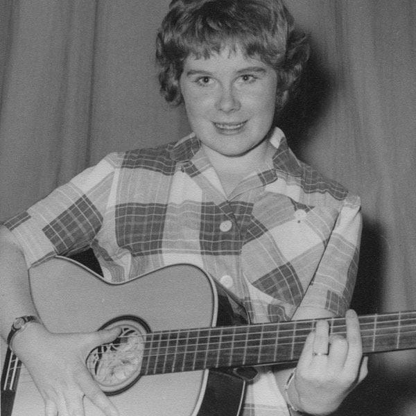 Katharina playing the guitar in her show International Do! Re! Mi!, 1958. Katharina playing the guitar in her show International Do! Re! Mi!, 1958.