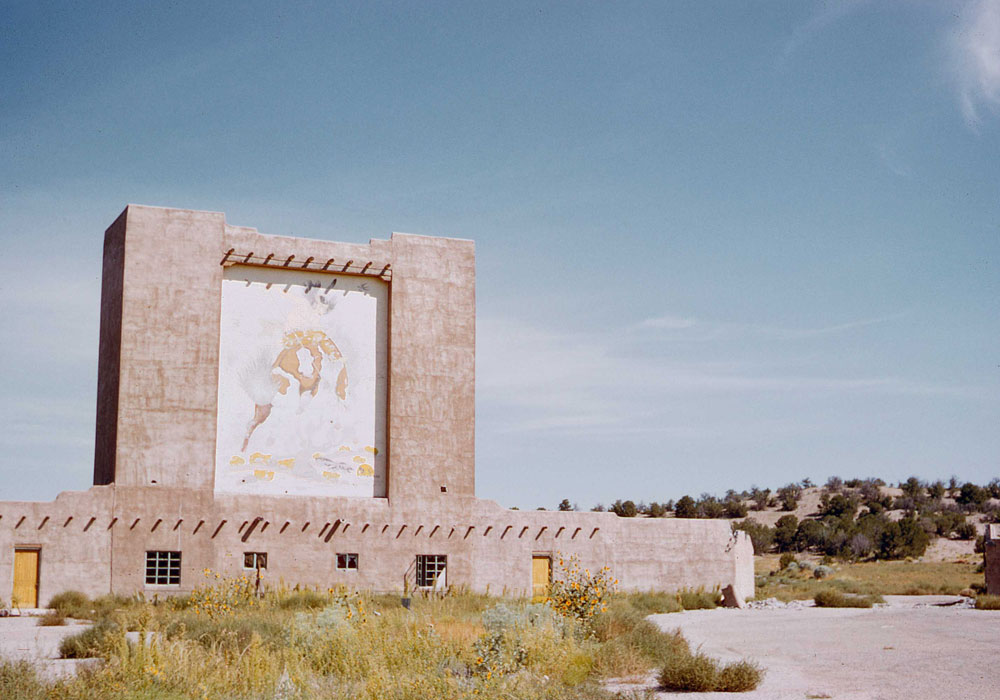 Adobe drive in cinema in Santa Fe (photo by Henry Tribe, 1958). Adobe drive in cinema in Santa Fe (photo by Henry Tribe, 1958).