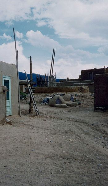 Taos Indian village - terraces and ovens (photo by Henry Tribe 1958). Taos Indian village - terraces and ovens (photo by Henry Tribe 1958).