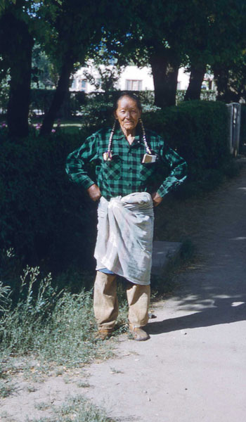 Pueblo Indian in Taos (photo by Henry Tribe 1958). Pueblo Indian in Taos (photo by Henry Tribe 1958).
