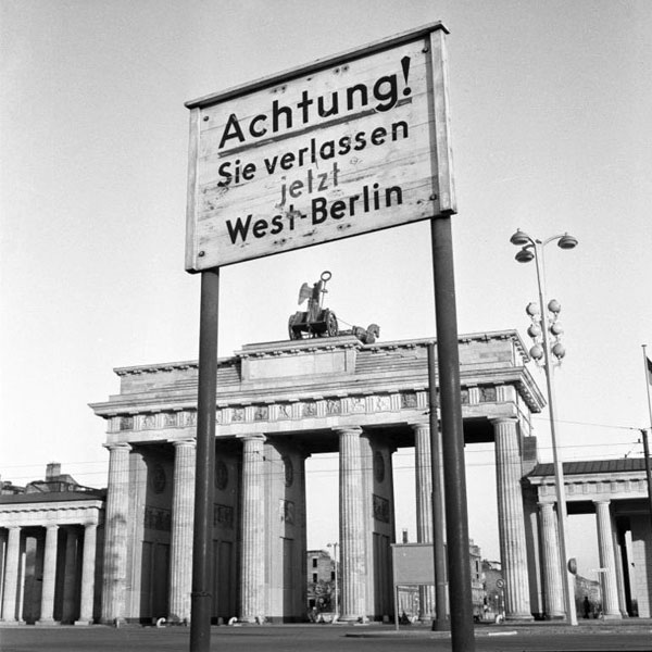 Brandenburg Gate, Berlin, 1959. Photo: Bundesarchiv, B 145 Bild-047269 / Schütz, Klaus / CC BY-SA 3.0 DE via Wikimedia Commons. Brandenburg Gate, Berlin, 1959. Photo: Bundesarchiv, B 145 Bild-047269 / Schütz, Klaus / CC BY-SA 3.0 DE via Wikimedia Commons.